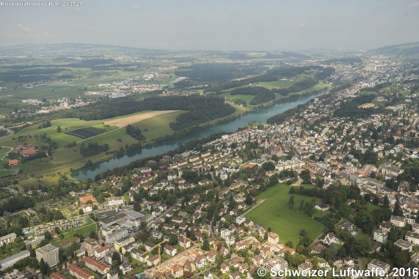 Rotsee (Position: 2'666'473.13, 1'213'630.22). Im Vordergrund: Maihof-Quartier Luzern; im Hintergrund: Emmenbrücke. Am See-Ende (NE-wärts): Buchrain und Ebikon. - Der 2.5 Km lange See eignet sich für internationale Wettkämpfe im Rudern. - Geologisch ist der See ein Gletscherrandsee des Reussgletschers.